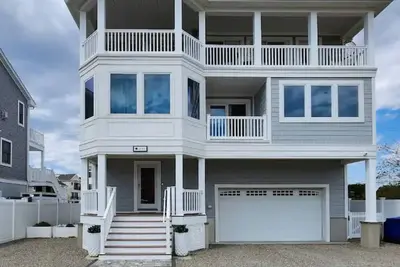 Image de Modern Beach House with Ocean and Bay Views - 600 Feet from the Beach.