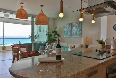 Modern| Beachfront| Fast Wifi| View