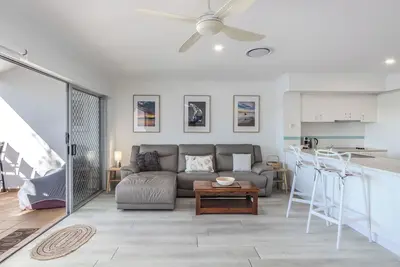 Image de Discover the ultimate coastal retreat at this spacious holiday apartment!