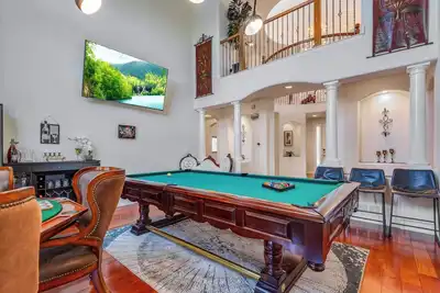 Image de Spacious & Cozy Winter Retreat: Scenic Views, Luxury, Pool Table, Crystal Chandelier, Hardwood. \"