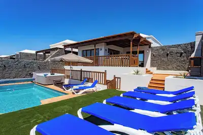 Image de Cozy 200 m² villa, 20 minutes walking to Playa Blanca center