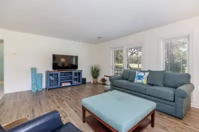 Image de 734 Queen's Grant: Spacious 3 Br End Unit, Free Bikes, Pool, Beach Shuttle
