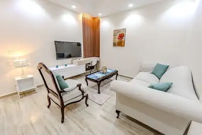 Image de Luxurious 3 Br Golf View Apartment