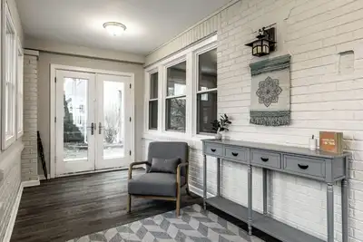 Image de 3 min drive/8 min walk to Butler/Renovated Basement-Nba Jam Arcade/Free Parking