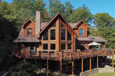 Image de Secluded 4 bedroom log style home with screened porches, deck and fishing pond.
