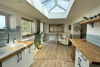 Kennel House with Hill Views perfectly situated for walks. - 20 min to the beach