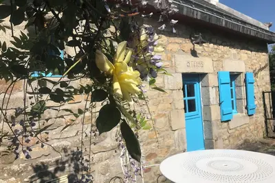Image de Hameau de PĂŞcheurs, les Pieds Dans L'eau : Votre Authentique \"abri du Marin\"