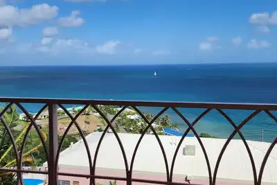 Image de Caribbean Breeze Condo - hilltop breezes, views, convenience to beach & more!