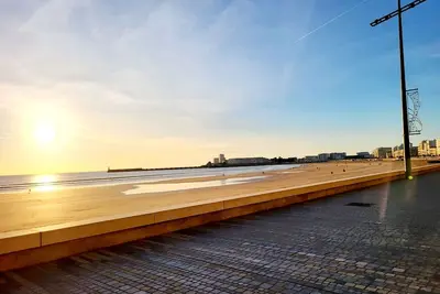 Image de joli T3 sur remblai des Sables avec piscine, wifi et garage. La plage à côté