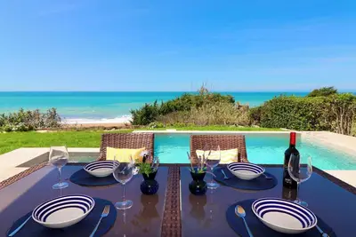Erste Meeres Linie Ferienhaus mit Garten, Pool und Privatem Strandzugang