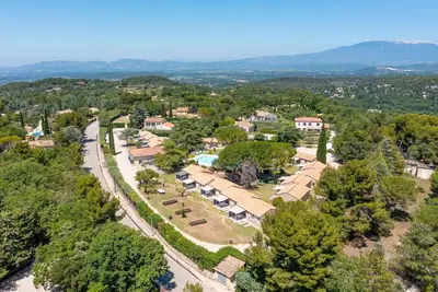 Image de Pavillon en pierre au cœur de la Provence