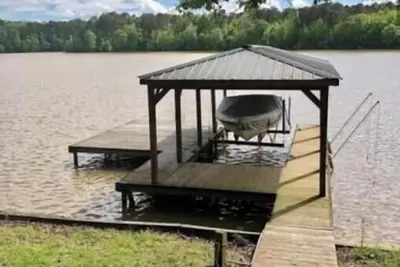 Image de Lake Sinclair cottage! Open water views, 2br/1ba, kayaks, dock access. Near ramps