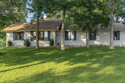 Image de Tranquil Wooded Retreat Overlooking Truman Lake only 2 minutes from Warsaw, Mo