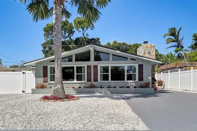 Image de Beautiful  Spacious home offering 3 Bedrooms with plenty of room for family, . . .