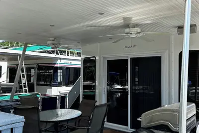Image de Liberty is a 6 bedroom houseboat on the Water at Dale Hollow Lake!
