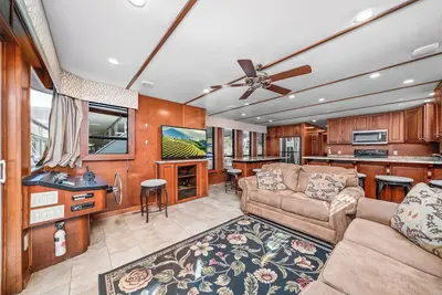 Image de Stardust - 6bedroom/2bath houseboat with full kitchen, hot tub and so much more!