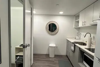 Image de Trendy Vaulted Ceiling Loft in Downtown Center