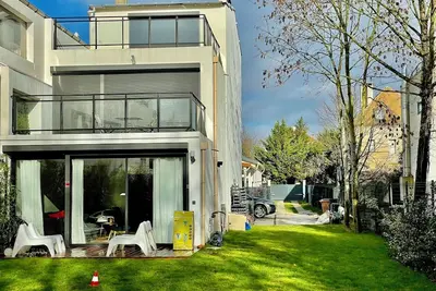 Image de Maison 165m² à Saint-cloud Avec Grand Jardin de 500m². Idéal Pour les Familles!