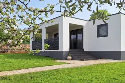 Image de Modern House Lucia in the Quiet Suburbs