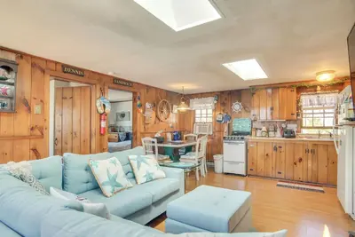 Image de Family-Friendly Home! Walk to Sea Street Beach
