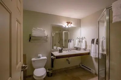 Image de The ultimate resort experience. Pool, hot tub, sauna, steam room, exercise room.