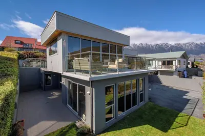 Image de Lakeside Haven -a unique location, surrounded by beauty and amenities galore!