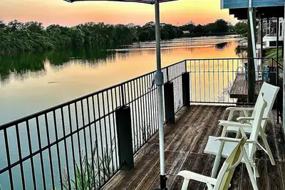 Image de Lrg Lux Lakehouse+views+waterfront+3 Bd+ 8 guests+ 2 sun decks