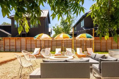 Image de Retro SoLa Retreat Mins to Dt / Heated Pool / Sand Volley Ball Court / Firepit