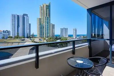 Image de Comfy 2 Bedroom Apartment with Glimpse of Ocean