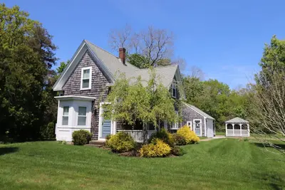 Image de Updated Victorian cottage centrally located, near beaches, village and playground