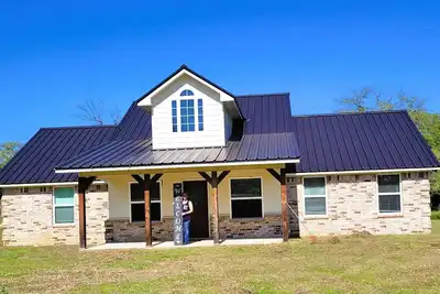 Image de Single family home located on 125-acres.