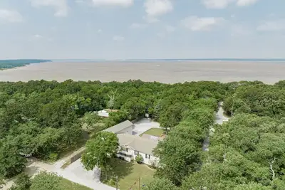 Image de Secluded, private get away. Short walk to the beach down a private trail.