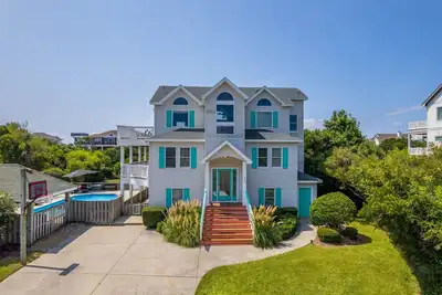 Image de Shenanigans: Pet Friendly, Oceanside, Private Heated Pool, Hot Tub