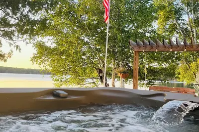 Image de Edgewater at Long Lake - Lakeside Jacuzzi, fireplace, fenced in yard for pets