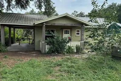 Image de Welcome to Orange Blossom Cottage at Dirty Dog Organic Farm.