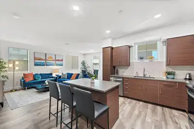 Image de 2Bedroom 2Bath Beauty Steps Away from Disneyland. Comes with Pool, Jacuzzi & Gym