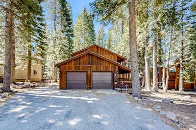 Image de Spacious home with private hot tub, yard & Tahoe Donner amenity access