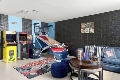 Image de Newark Gem - 6 bedroom, 5 bathroom - Near Nyc & Airports - Sleeps Large Groups!