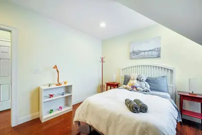 Image de 3bd/Free Parking/Stocked Kitchen/10 min -> Boston