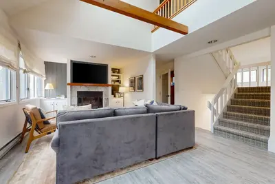 Image de Cozy Townhome with Shared Pool, W/D & Wood-Burning Fireplace