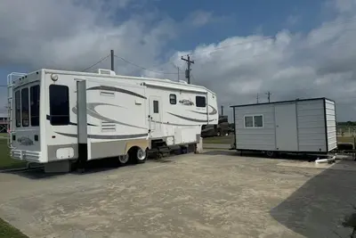 Image de Short walk to the beach! This camper & cabin offer a perfect getaway!