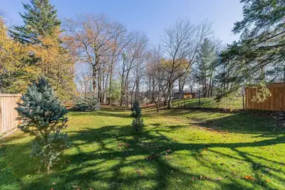 Image de Family-sized lower unit w/firepit, close to great hiking trails. \n