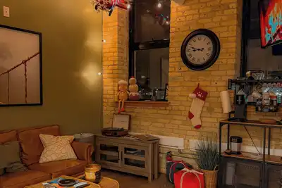 Image de Cozy 2-Bedroom Loft in Dt! Walking distance to the Forks and Canada Life Centre\n