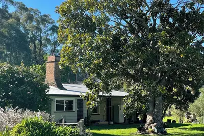 Image de Beautiful Country Cottage in Glengarry, w/firepit, wood fires & horses welcome!