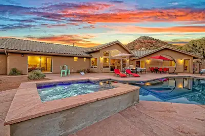 Image de Serene Retreat - Heated Pool, Spa, Sauna, Grass Pickleball