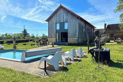 Image de Ancien Séchoir à tabac rénové en loft avec piscine privée chauffée & jardin clos