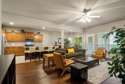 Image de La Fleur, Jenks, 5min. Hwy access