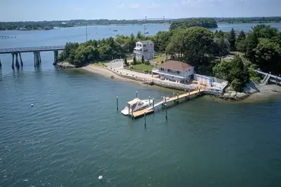 Image de Private Coastal Waterfront Summer Resort Home with Dock