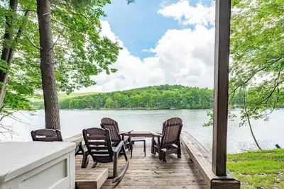 Image de New! Cozy Lakefront Retreat w/ Scenic Views & Hot Tub