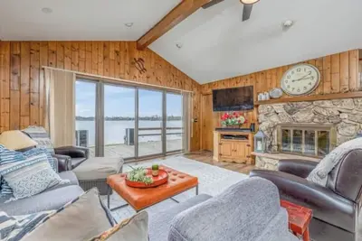 Image de Canadian Lakes, Michigan beach home on private lake\n\n